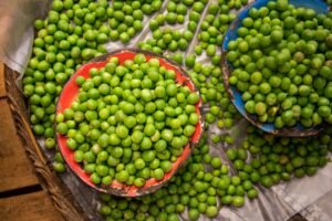 a lot of peas in baskets
